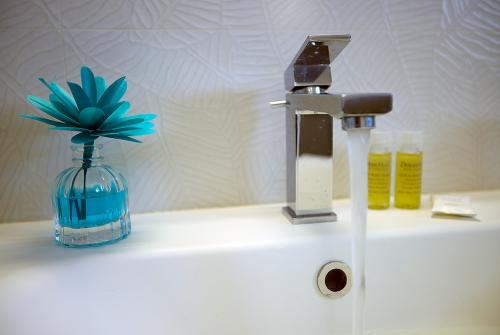 09_la_suite_di_filoga_vieste_dettagli_bagno